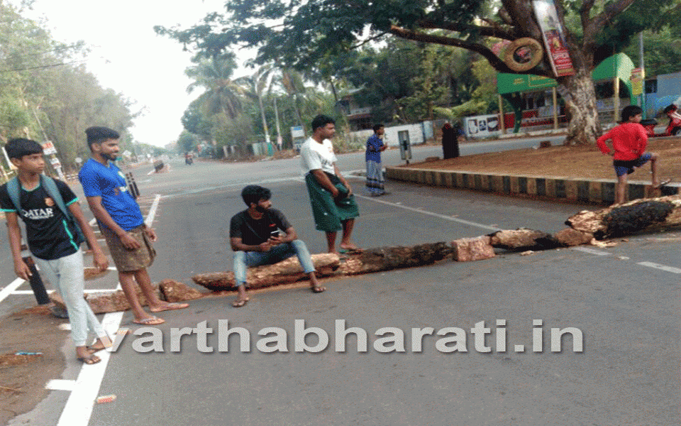 Katua rape, murder case: Undeclared bandh evokes good response in Kasargod