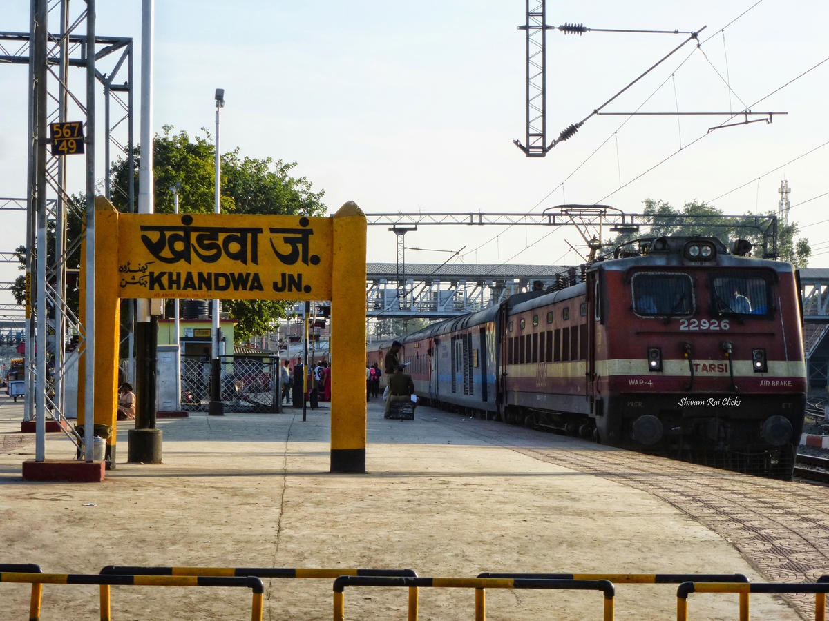 Murder accused jumps off train to escape police custody in Khandwa