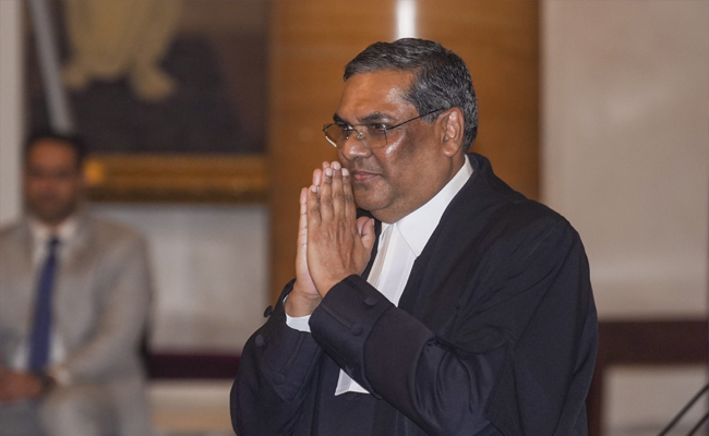 CJI extends New Year greetings, asks lawyers to file physical letters for urgent listings