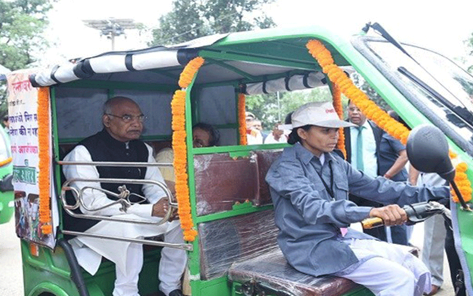 Chhattisgarh: Kovind takes ride in tribal woman's e-rickshaw