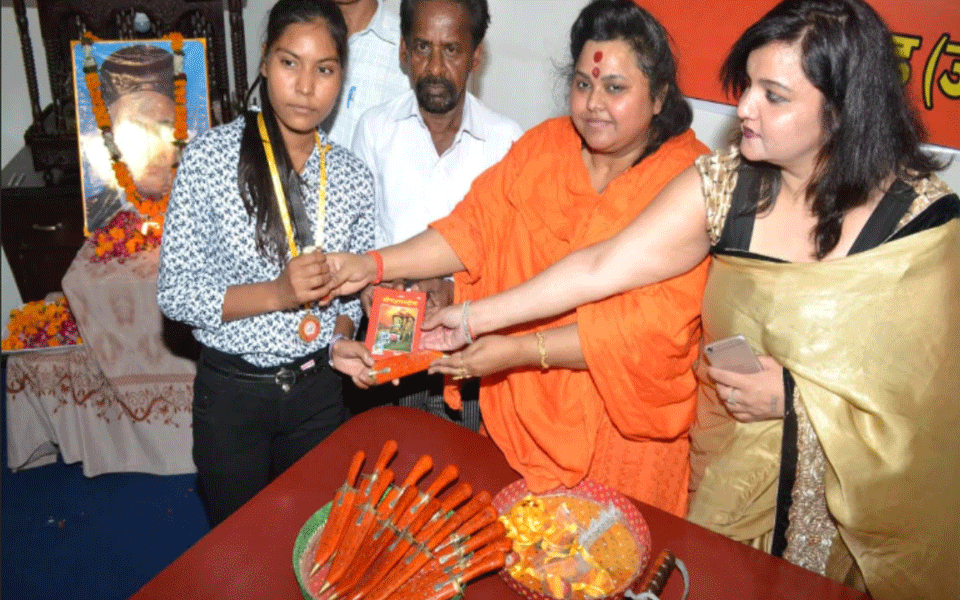 Akhil Bharat Hindu Mahasabha gives knives to children on Savarkar anniversary