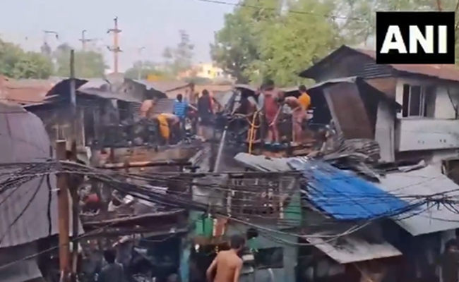 Massive fire engulfs over 10 houses in Kolkata's Ultadanga