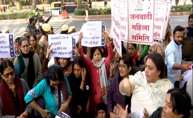 Protests outside Delhi High Court against bail to Kuldeep Sengar in Unnao rape case