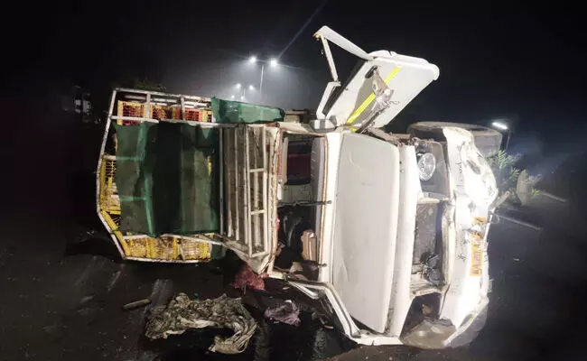 Poultry truck overturns on NH 66 in Kota: Driver injured, hundreds of chicken dead