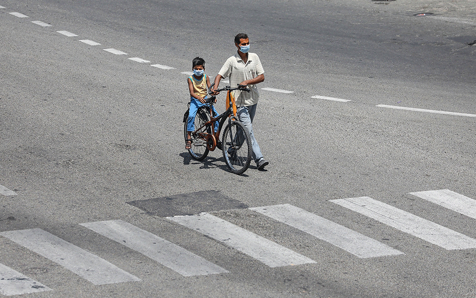 Life comes to halt as weekend curfew underway in Delhi