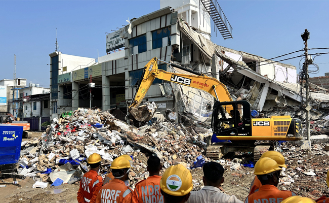 Lucknow building collapse: 3 more bodies recovered, toll rises to 8