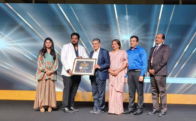 Chairman of Mitra Academy Iqbal Ahmed receives Lifetime Achievement Award by Education Today