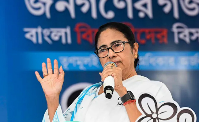 Bangladesh 'leaderless' with weak government, rising mafia: Mamata Banerjee