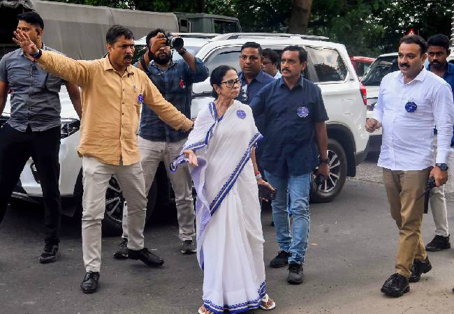Centre misused Army to dismantle TMC stage to protest 'atrocities' on WB migrants, alleges Mamata
