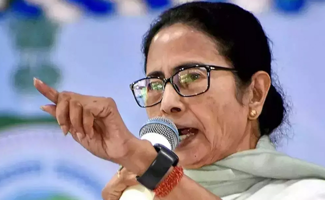 Mamata visits Bhabanipur EVM strong room, warns against counting irregularities