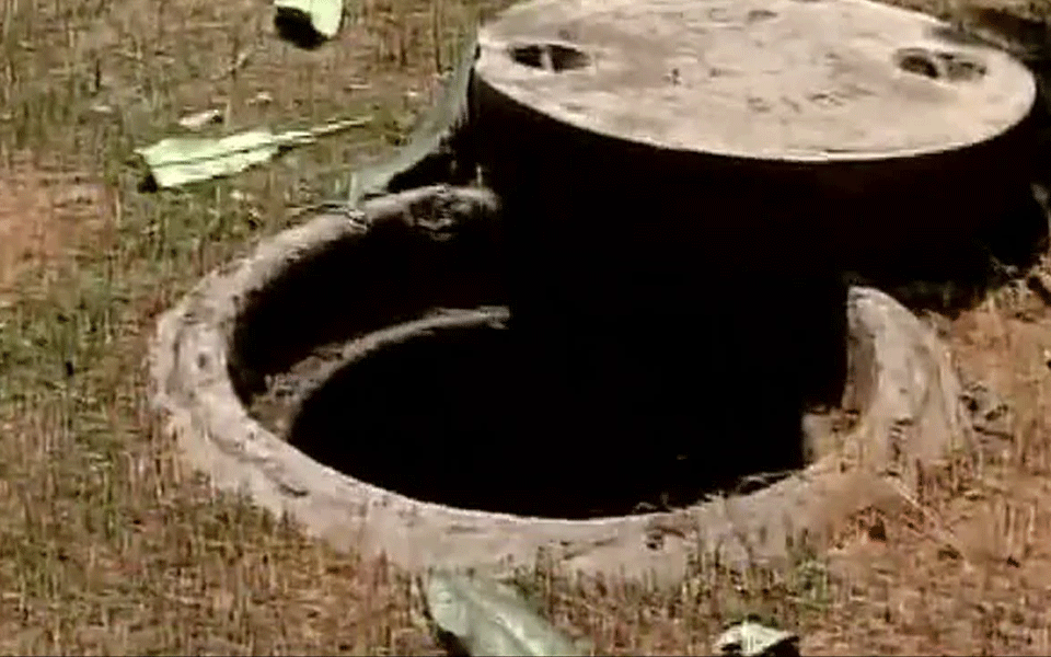 5 men died after inhaling toxic fumes while cleaning sewer in Delhi