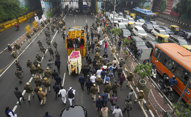 Manmohan Singh's mortal remains reach Nighambodh Ghat for last rites