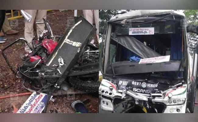 Two die after two-wheeler gets sandwiched between two buses in Kerala