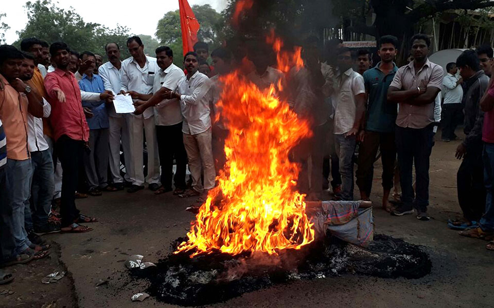 Stray violence hits Mumbai amid Maratha shutdown