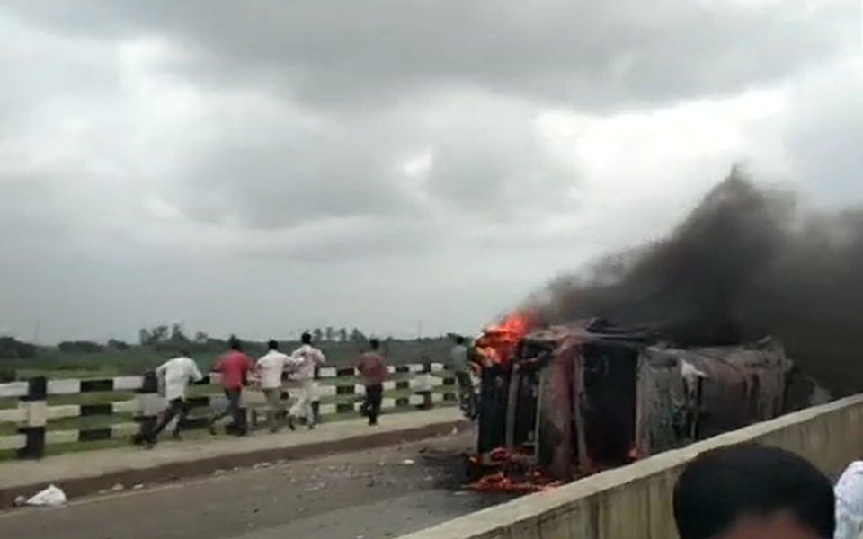 Maratha quota stir turns violent in Maharashtra, policeman hurt