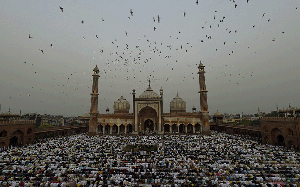 New Delhi: After 2 yrs, scores of devotees throng mosques to offer Eid Namaz