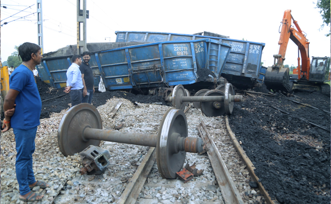 Mathura train derailment: 500 workers at site to clear track, panel to probe cause