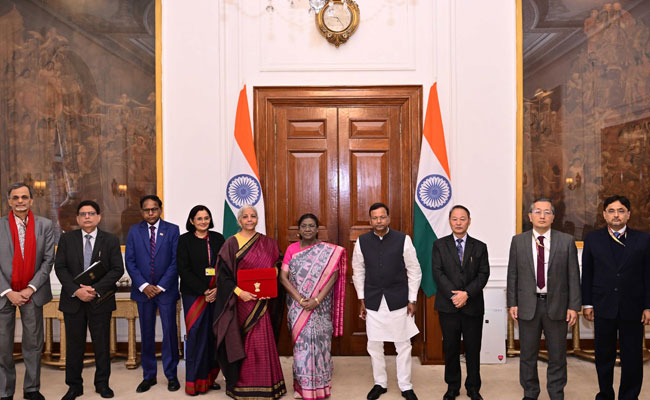 FM Sitharaman meets President for a customary pre-Budget presentation meeting