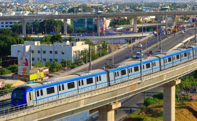 Several families shifted to hotel after formation of cavity on road during Surat metro rail work