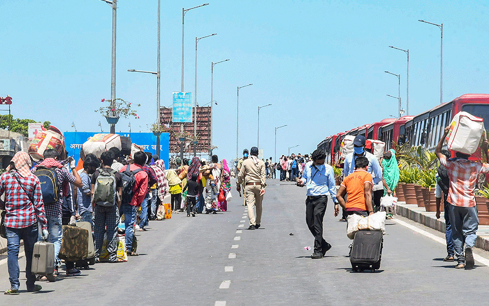 Migrants clash with cops in Surat, over 100 detained