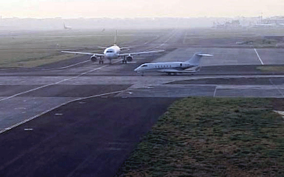 Dead bird on Mumbai airport runway delays two incoming flights