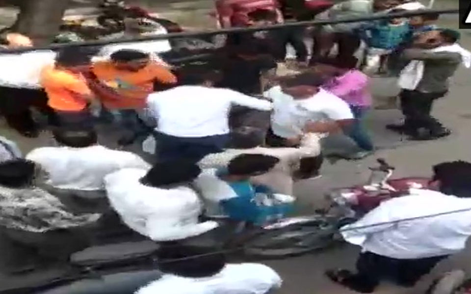 Mob thrashes Muslim man at Ghaziabad court