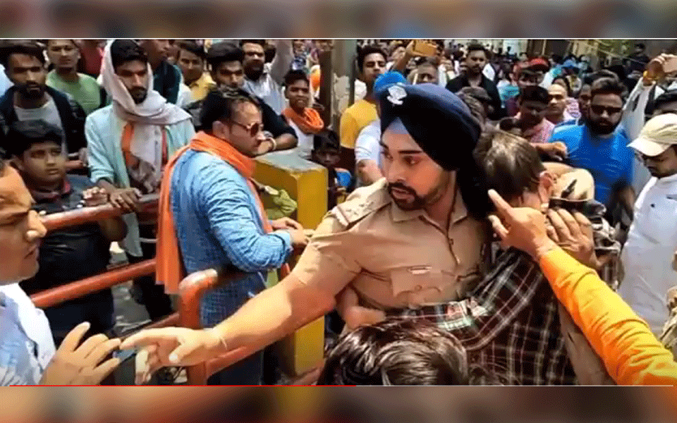 Sikh Police Officer Who Saved Muslim Man From Mob Is Hero On Social Media