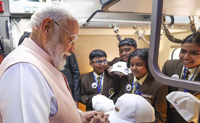 PM launches rail and road projects worth over Rs 3,250 cr in West Bengal