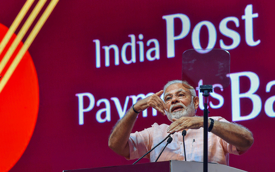 Modi's no-holds-barred attack on Rahul, throws 'phone banking' jibe