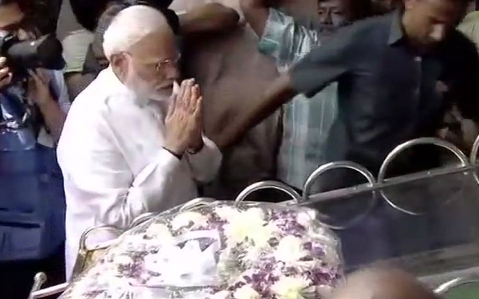 Modi pays tributes to Karunanidhi