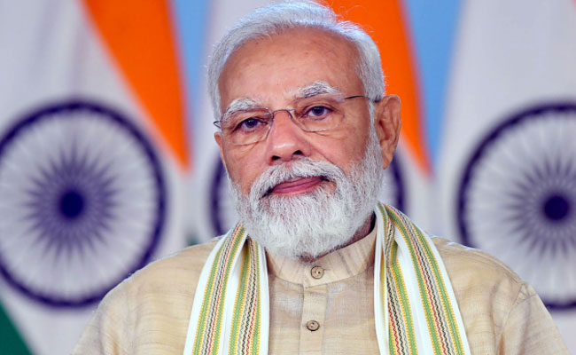 PM Modi gives tight hug to emotional ISRO chief