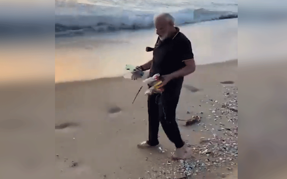 In Tamil Nadu, PM Modi cleans beach ahead of meeting Xi Jinping