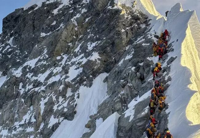 1 hiker killed, 350 rescued from blizzard in Tibetan slopes of Mt Everest; 200 still stranded