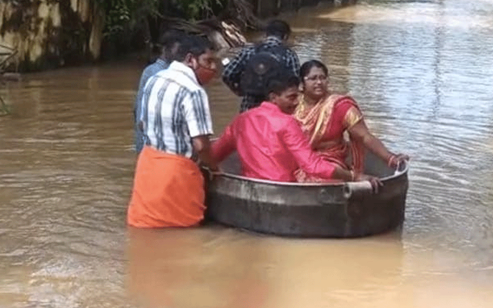 Kerala couple braves flood, sails in a cooking vessel to get hitched