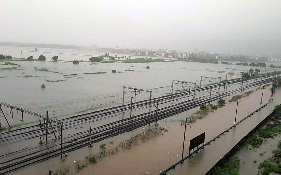 Two dead, flight overshoots runway as rains still batter Mumbai, surroundings