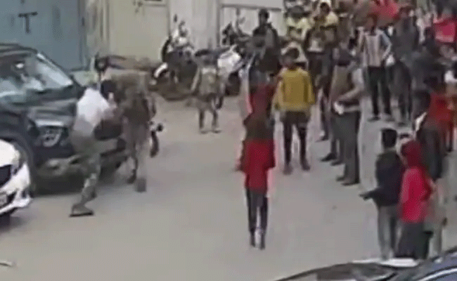 CCTV footage shows Delhi Police ASI repeatedly stabbed by theft accused