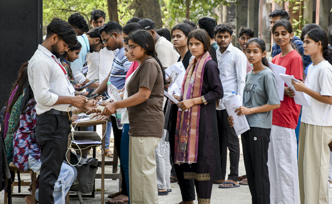 Over 1 lakh students appear for NEET across TN