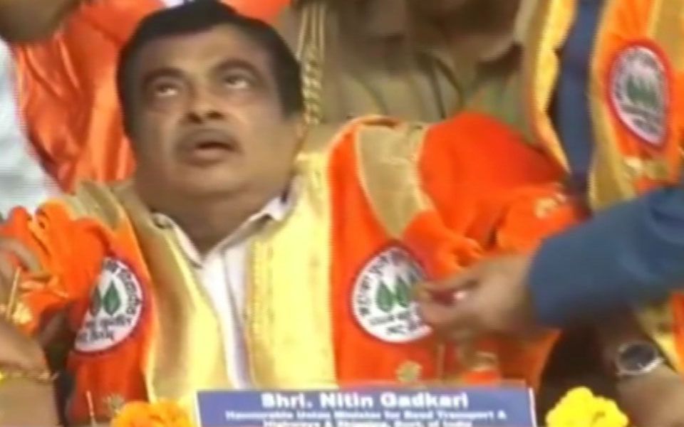 Gadkari faints on stage at university convocation in Maharashtra