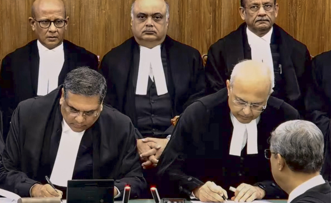 CJI administers oath of office to Justice Manmohan as SC judge