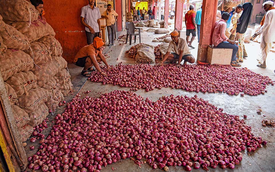 Gujarat: Onions worth Rs 25,000 stolen from shop