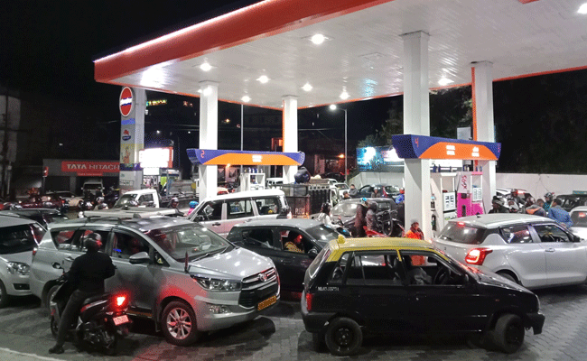 Huge rush at Meghalaya petrol pumps after Assam transporters stop fuel supply