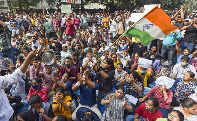 Prayagraj police detain "miscreants" who infiltrated students' protest over PCS, RO, ARO exams