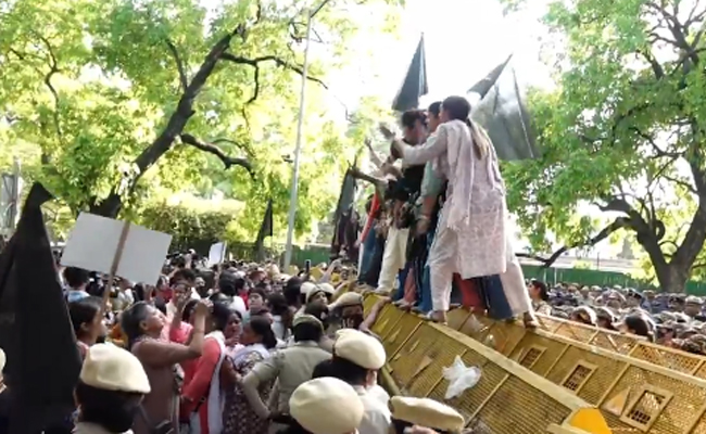 BJP women workers march to Rahul Gandhi's residence, says 'Oppn don't want women to have rights'