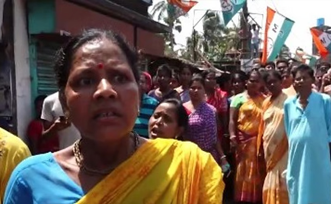 Bengal: Hundreds stage protest over 'threats' by TMC workers