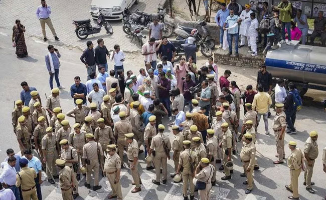 Protesting wrestlers detained, police clearing protest site at Jantar Mantar