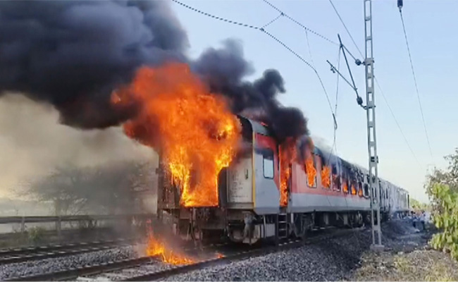 Fire breaks out in coach of Delhi-bound Rajdhani Express in MP's Ratlam; no casualties