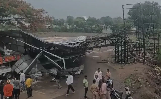 Horse injured, vehicles damaged as billboard collapses in Pune due to strong winds