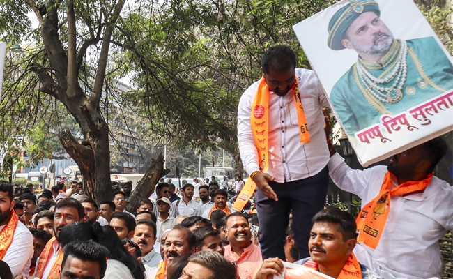 Shivaji-Tipu remarks: BJP, Cong workers pelt stones in Pune, 9 injured; case against both sides