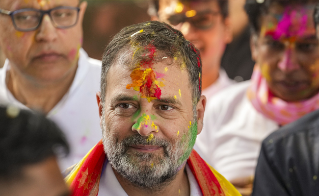 Rahul celebrates Holi with Cong workers at party office