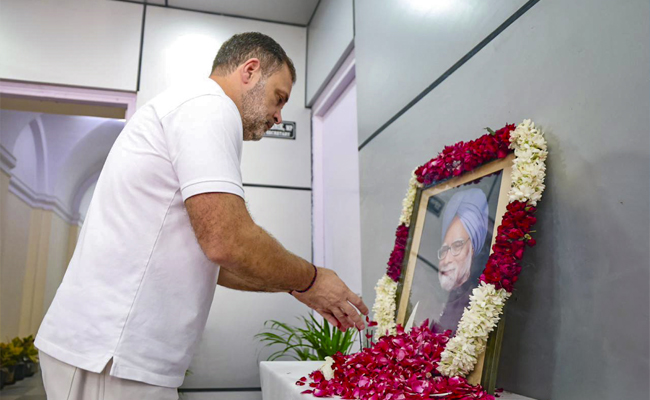 Congress pays tribute to former PM Manmohan Singh on death anniversary